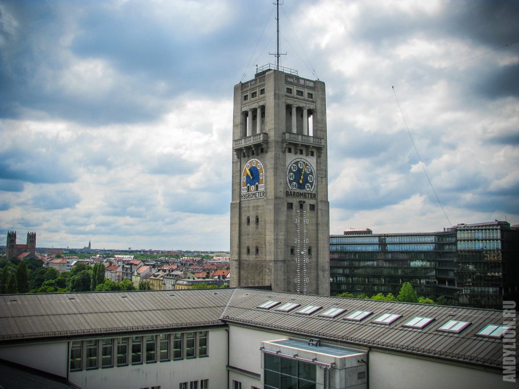 Башня Немецкого музея с барометром и гигрометром