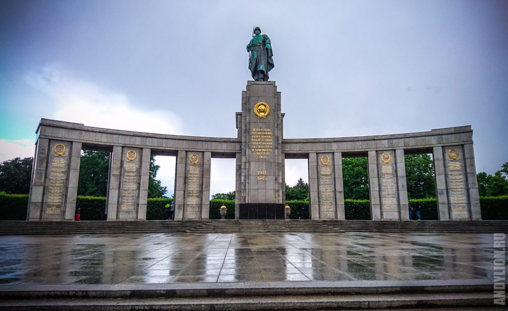 Мемориал павшим советским воинам в Тиргартене Берлин
