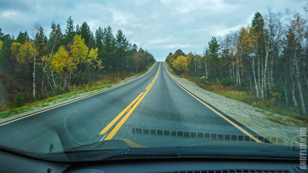 Дорога в северной Лапландии в сентябре