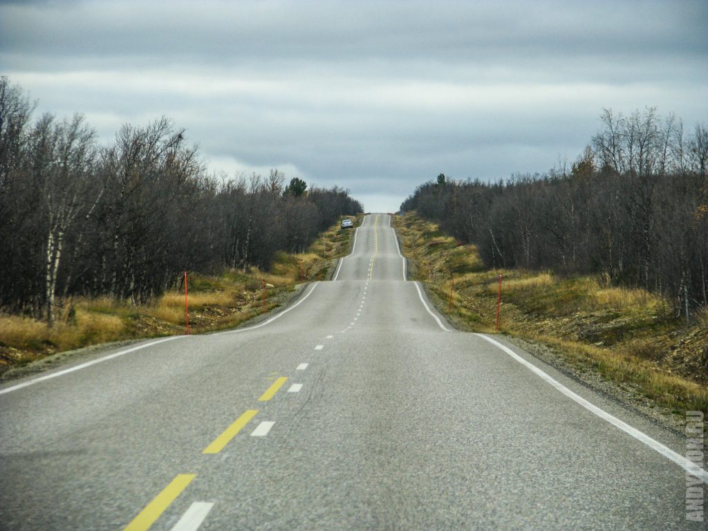 Волнистая дорога в Утсйоки Финляндия осенью