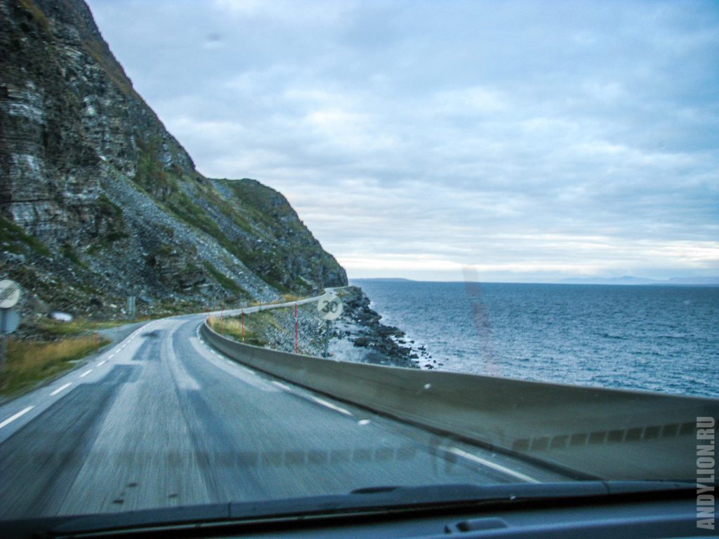 Дорога вдоль Порсангер-фьорд по пути на Нордкап