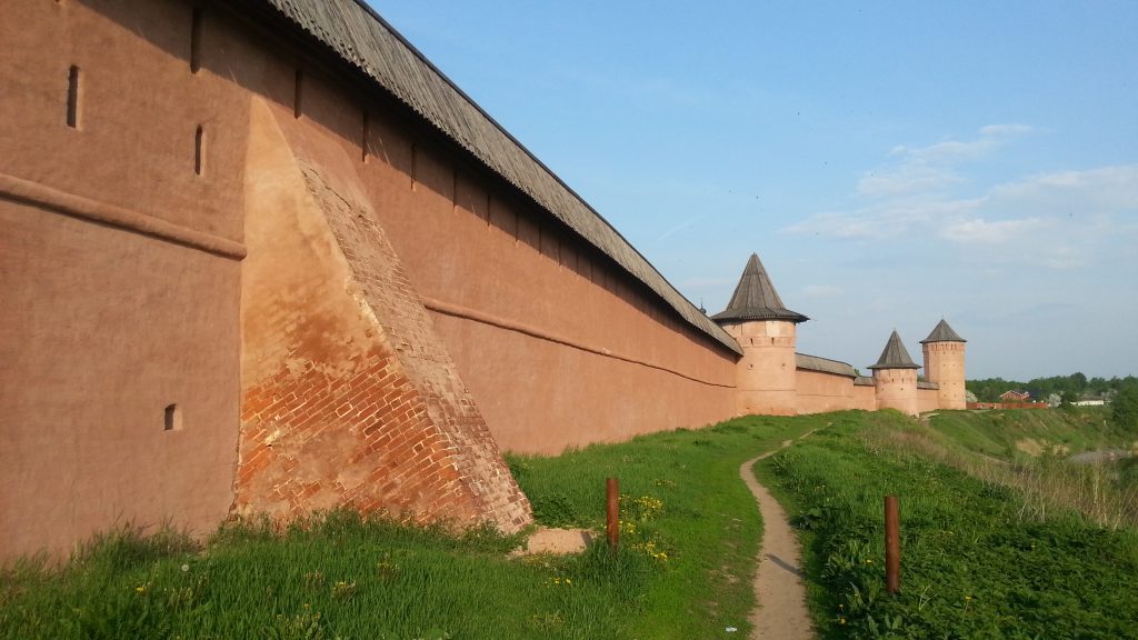 Стена Спасо-Евфимиева монастыря в Суздале