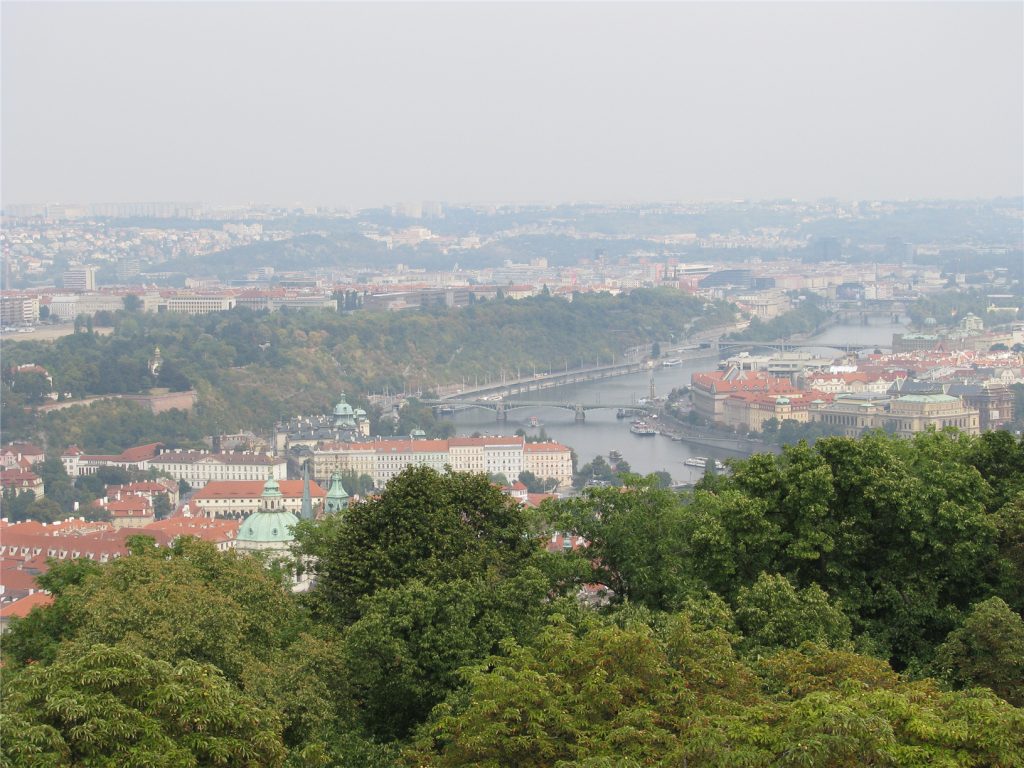 Вид на Прагу и Влтаву с Петршинской башни