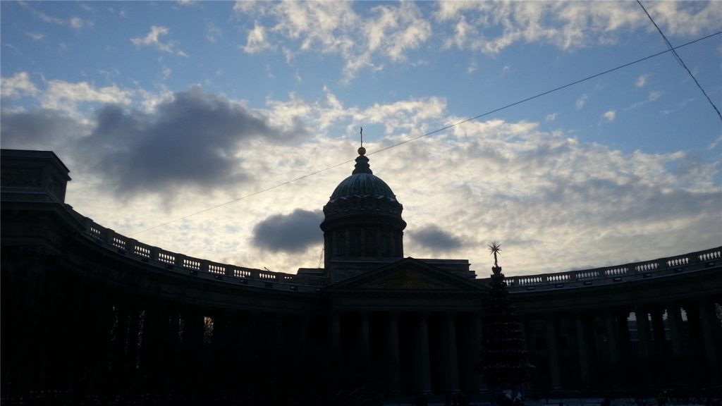 Зимнее небо над Казанским собором в Санкт-Петербурге
