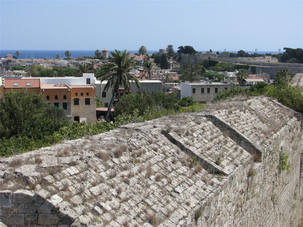 Крепостная стена Старого Города. Родос.