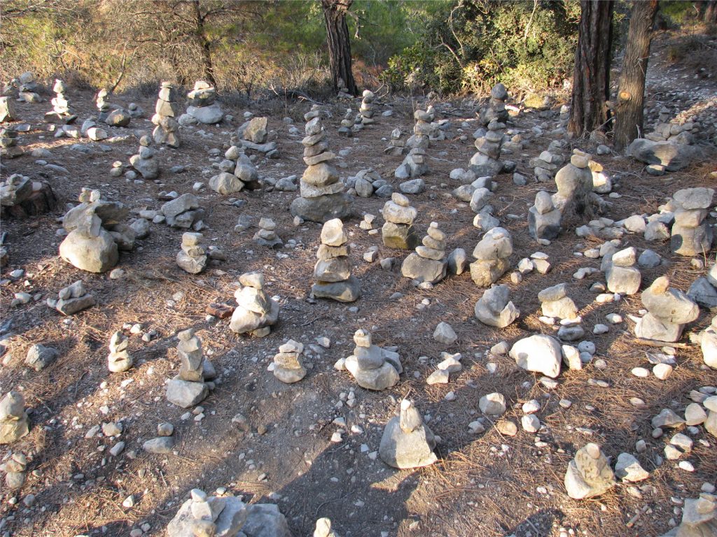 Каменные тотемы около крепости Монолитос. Родос.
