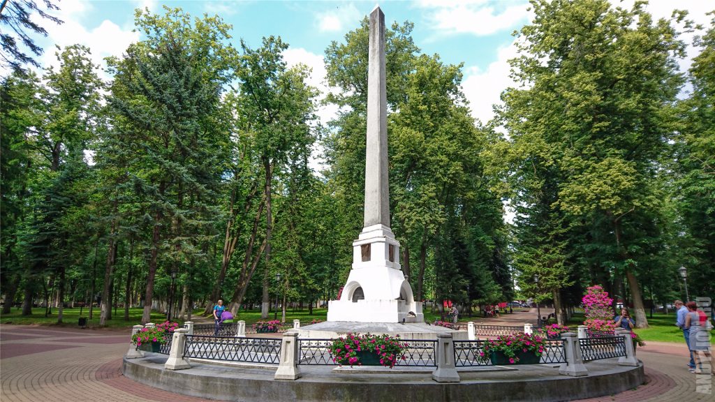 Калуга. Стелла в парке Циолковского.