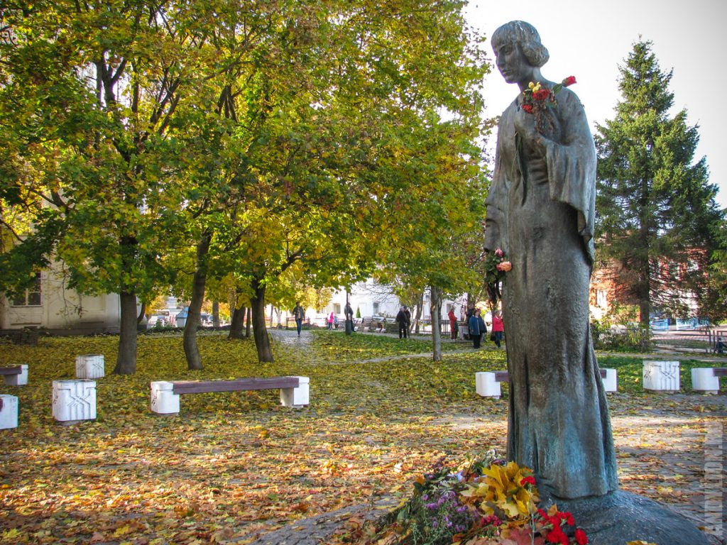 Памятник Марине Цветаевой в Тарусе